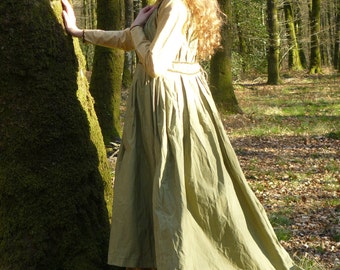 Medieval dress inspired by an italian costume of 1450, can be worn during pregnancy