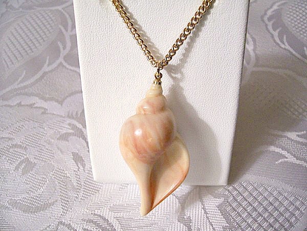 Coral Conch Shell Necklace Gold Tone Vintage Avon 1975 Sea