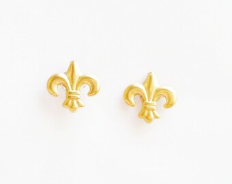 Teeny Tiny Brass Gold Fleur de Lis Stud Earrings 925 Sterling Silver Post,Bridesmaid Gift. Minimal Jewelry,Simbol,Everyday Jewelry