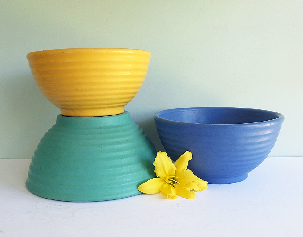 Set of 3 Vintage Pottery Nesting Mixing Bowls in Green Blue