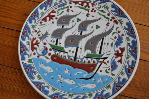 GFLFMXZW Bone China Decorative Plate With Display Stand Pirate Ship Ceramic Decorative Plates Round Ceramic Dinner Plate Art Crafts