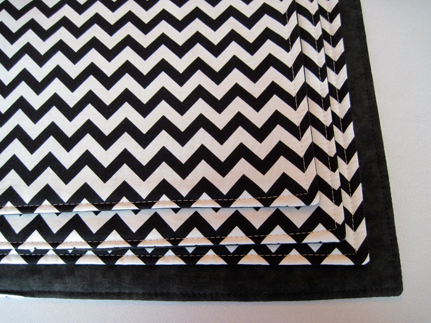Black And White Chevron Placemats Set Of Or Reversible Zig - ðzoom black and white chevron placemats set of or reversible zig - ðzoom