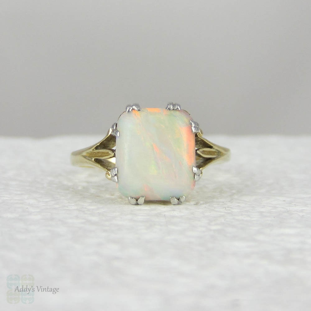Vintage Opal Ring in Yellow Gold. Rectangular Cushion Shaped