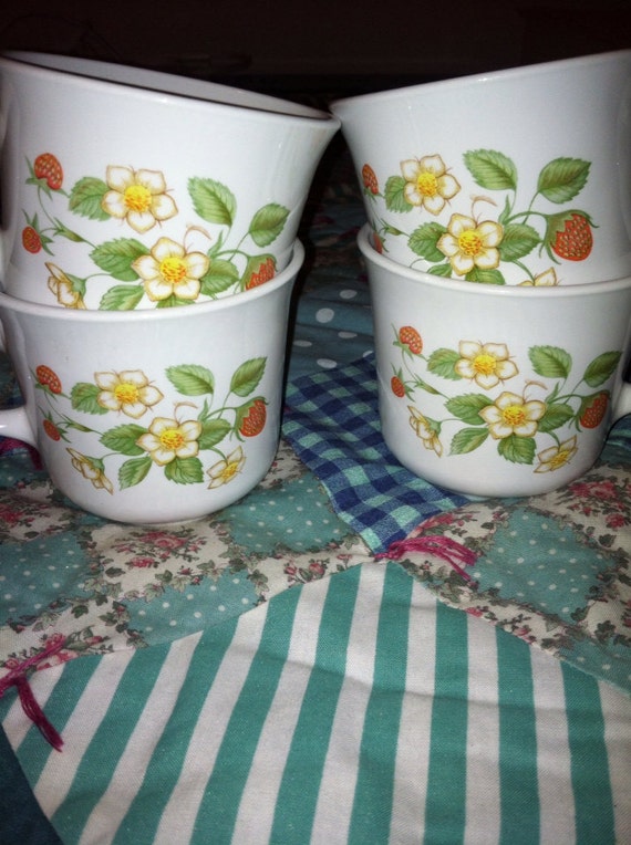 Vintage Corelle Strawberry Sundae Pattern 4 Piece Cup set