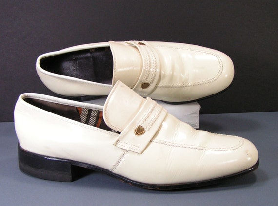 1970s shoes mens 10.5 C loafers bone antique by vintageshoescloset