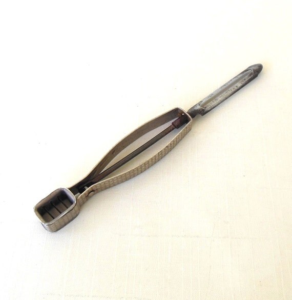 Ekco Slip Pruf Nee Action Vegetable Peeler / Bean Slicer