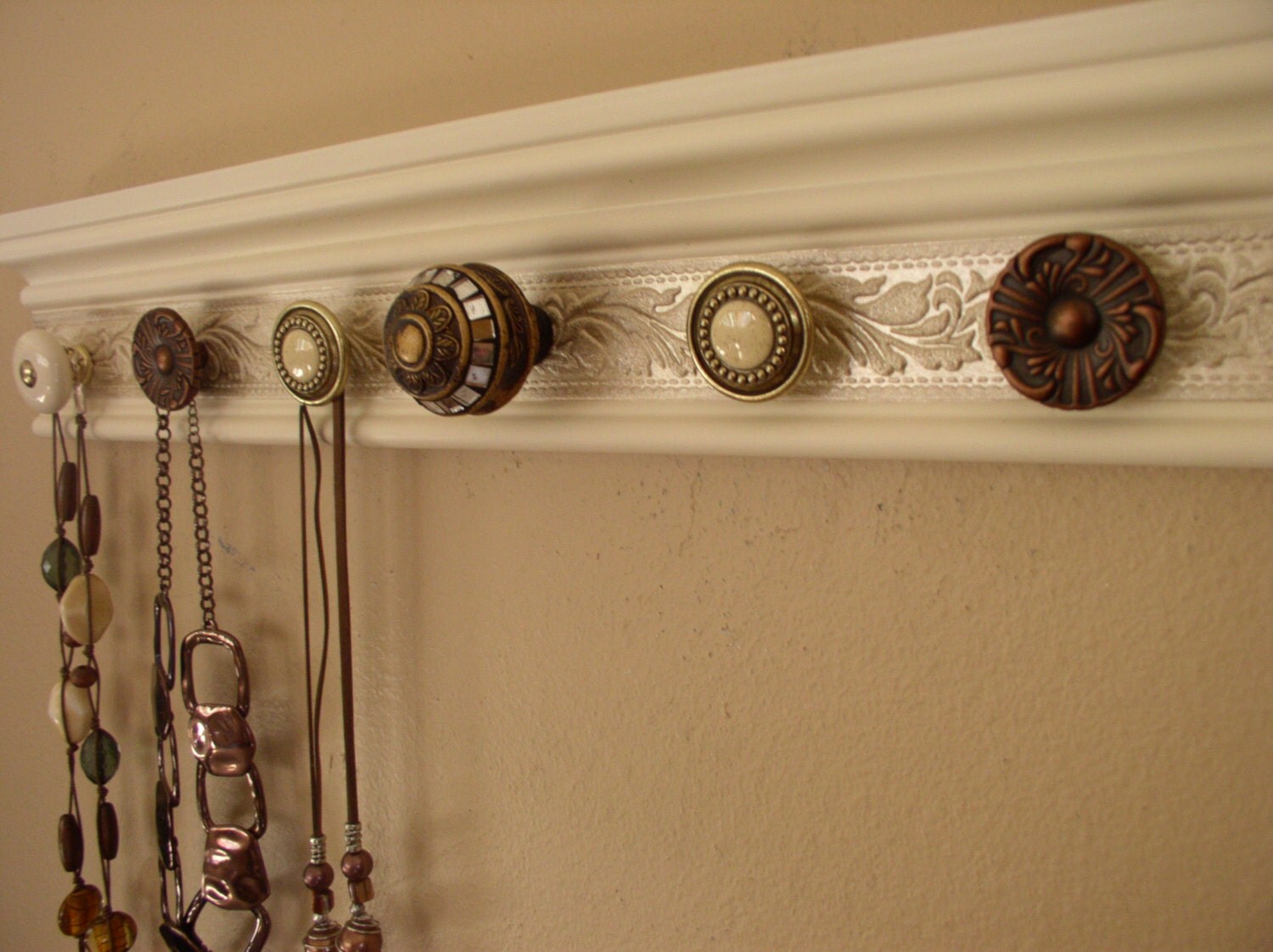 jewelry holder This wall necklace organizer w/7 decorative