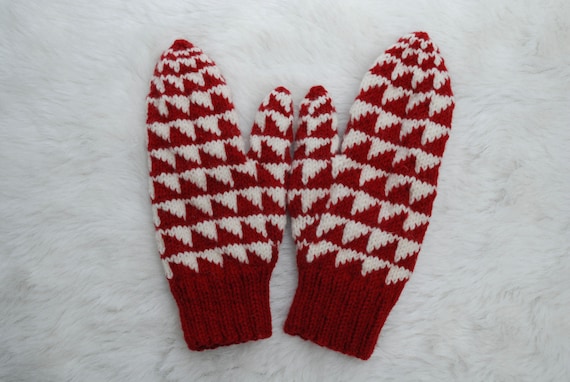 Traditional Double Knit Sawtooth Mittens Red and White