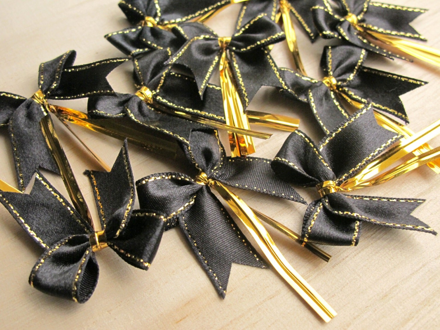 20 Black & Gold Ribbon Bows with Twist Ties 35mm by SQUISHnCHIPS