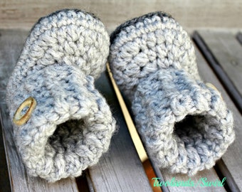 Items similar to Dusty Purple Baby Booties with Crochet Flower 0-9 ...