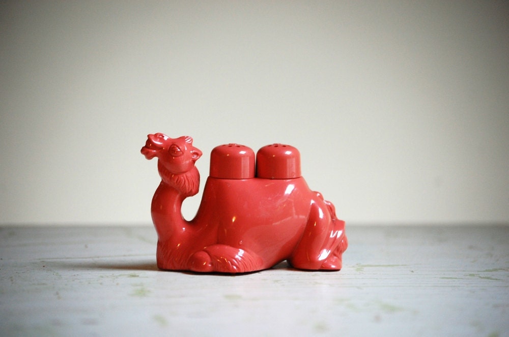 Camel Salt and Pepper Shakers Kitsch Kitchen Retro Kitchen