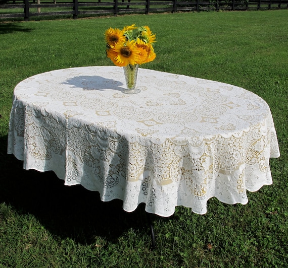 Lace Tablecloth oval 60 x 76 offwhite