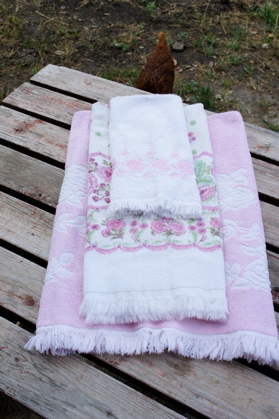 vintage pink and white towels 2 bath 1 hand towel retro