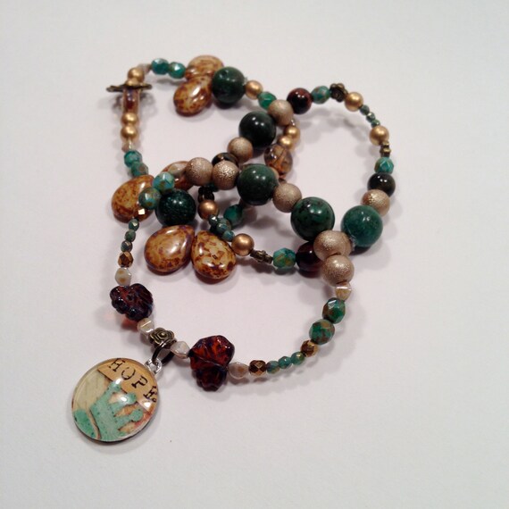 Items similar to Glass bead bracelet set w/ turquoise green williamsite