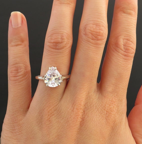 Pear engagement ring solitaire