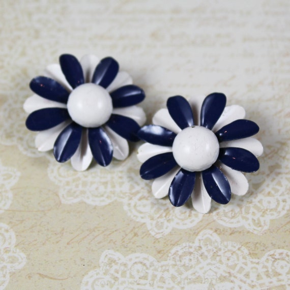 1960s Vintage Navy Blue and White Enamel Flower Clip On Earrings