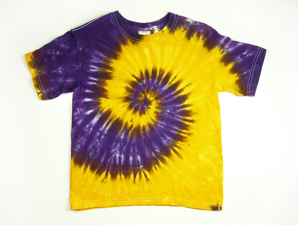 tie dying a purple shirt