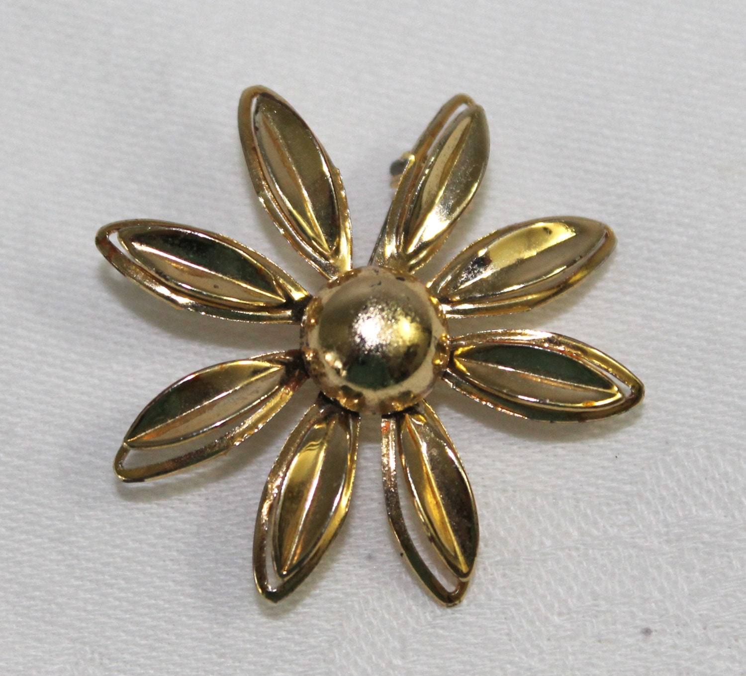 Vintage Gold Colored Daisy Brooch Pin