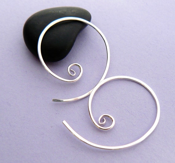 Spiral earrings Silver hoop earrings Hoop by atelierblaauw