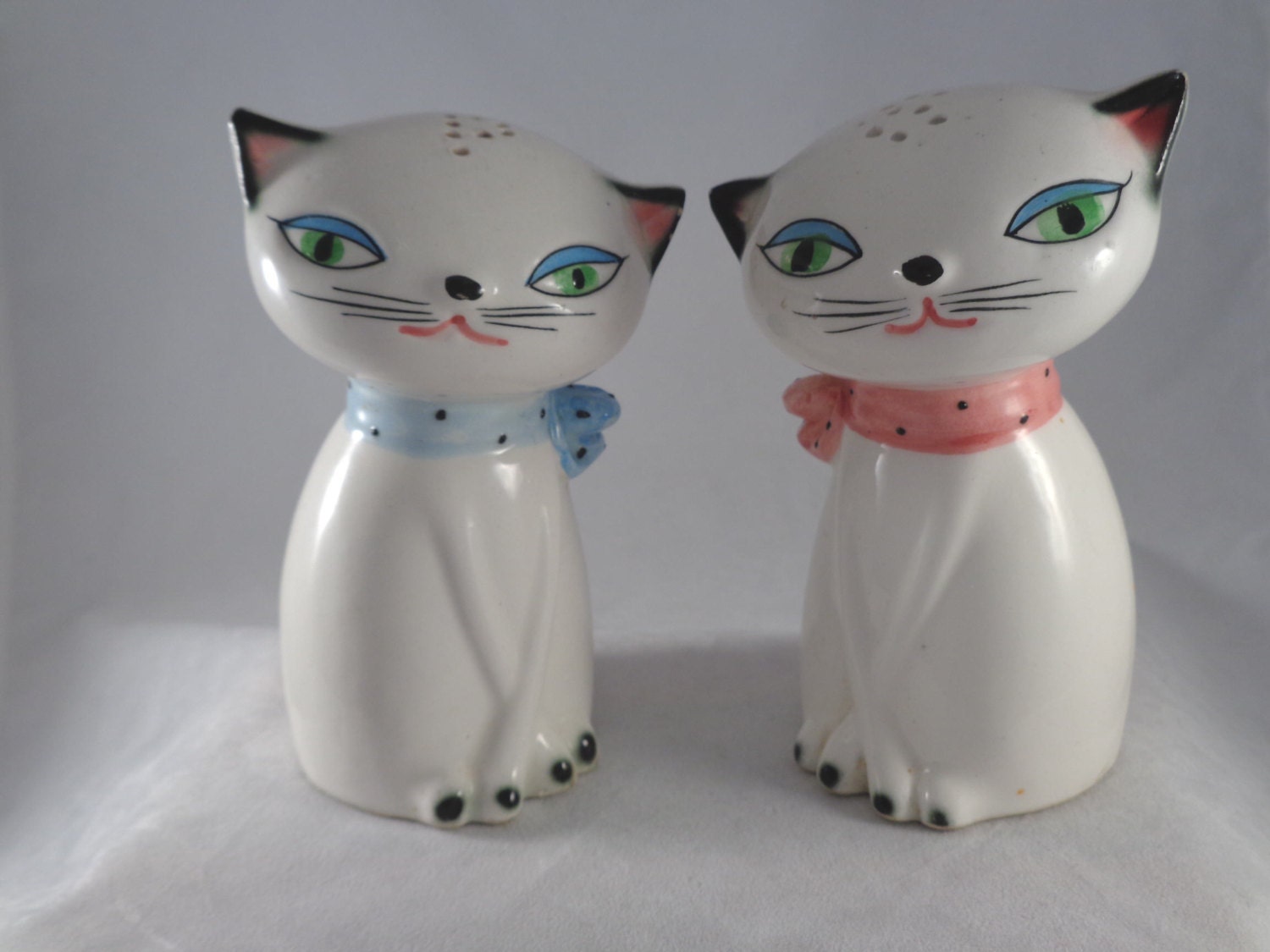 Vintage Kitty Cat Salt and Pepper Shakers Adorable.. Made in