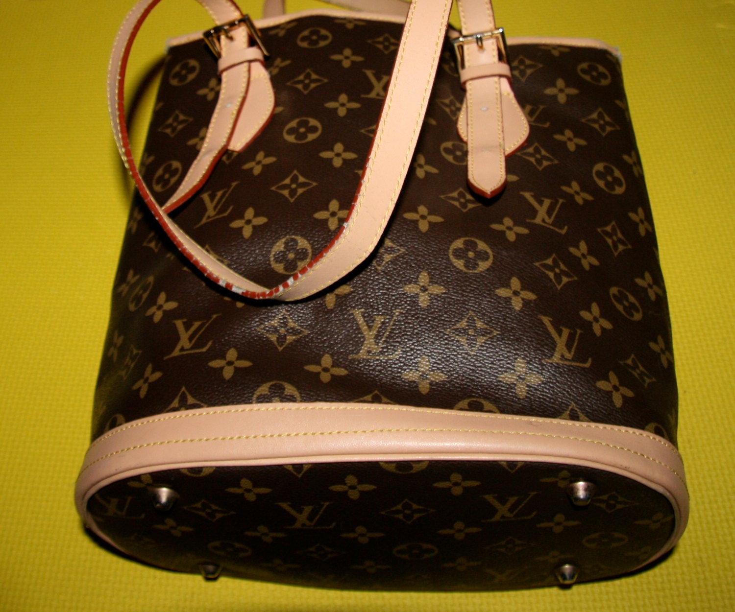 Faux Louis Vuitton purse: fabric and leather