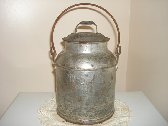 Antique Tin Milk Can 4 Quarts With Lid 1940's