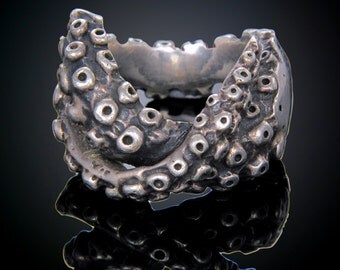 Tentacle ring in sterling silver by Mercurious Designs. Hand crafted octopus tentacle ring in 925 Sterling silver