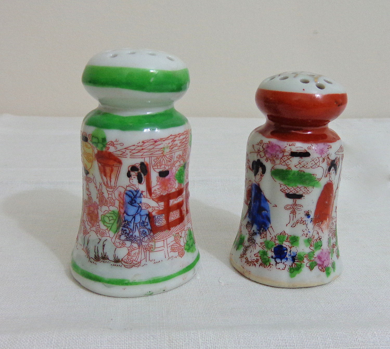 Pepper and salt shakers with Japanese hand painted decoration