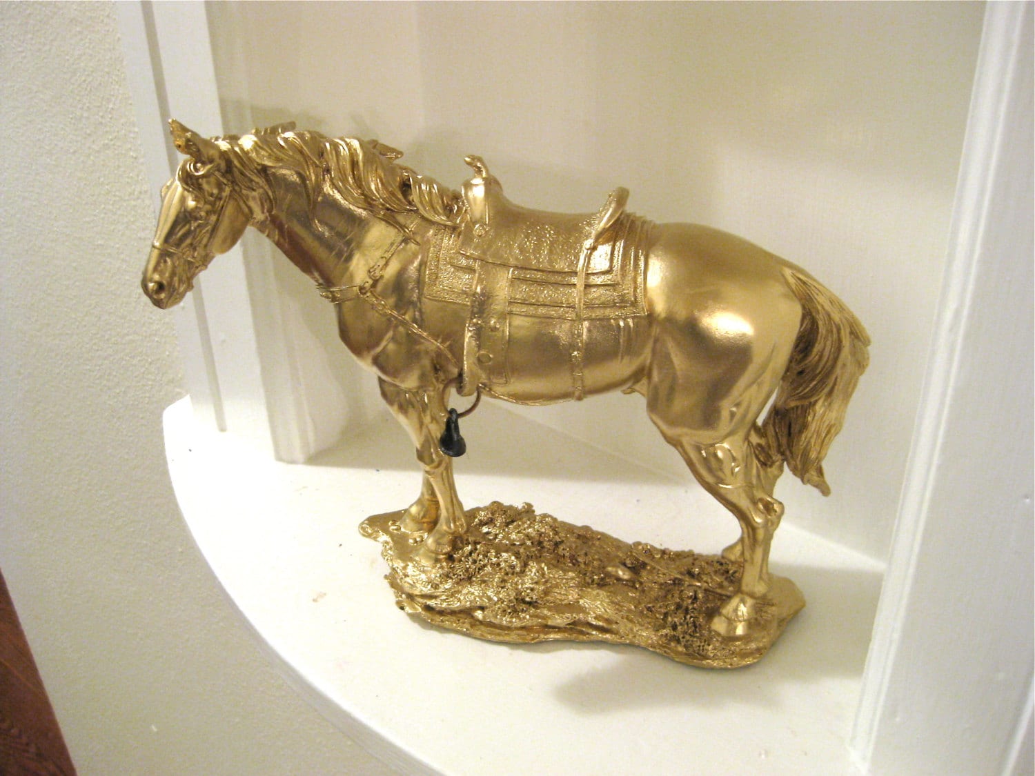 Gold horse statue decoration figurine by 10kiaatstreet on Etsy