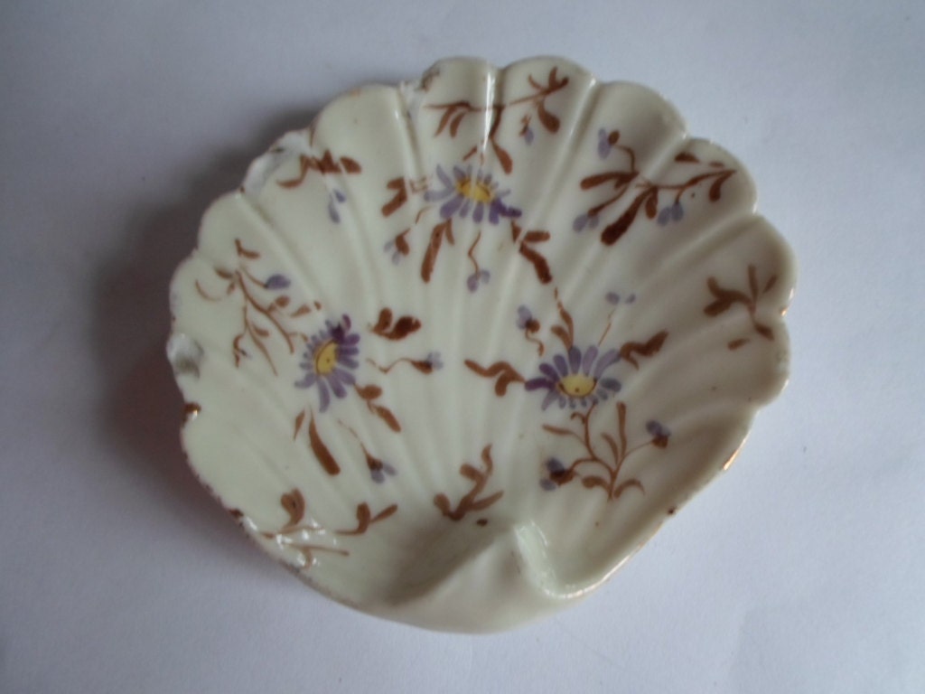 vintage shabby chic shell shaped porcelain butter pat dish vintage shabby chic shell shaped porcelain butter pat dish