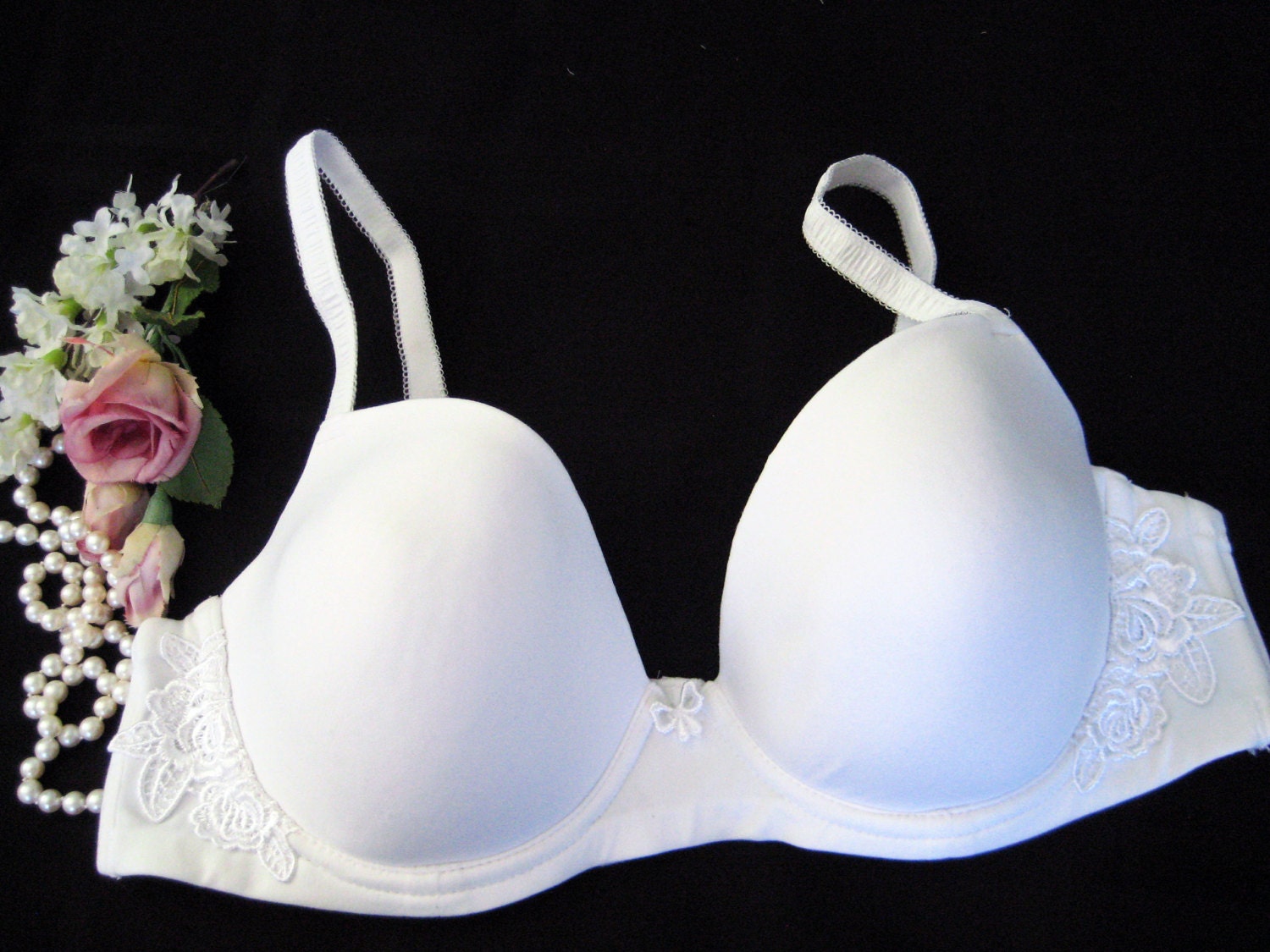 Olga 1960's Vintage Bra White Appliqued Lace Smooth