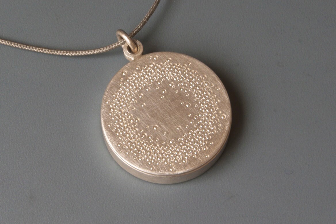 Münze „One Day At A Time“ Mit Sonne, Mond & Erde – In Farbe, 33 Mm Mit Gelassenheitsgebet