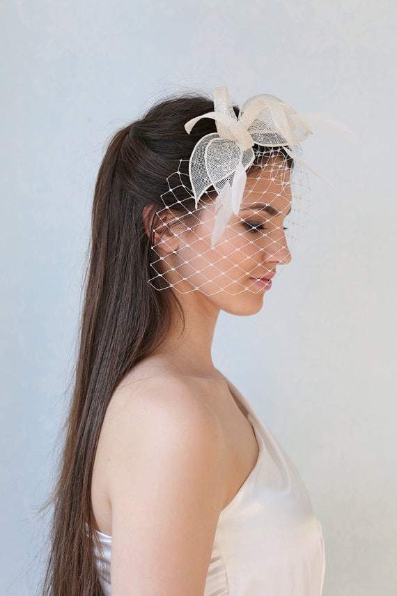 Articoli Simili A Velo Da Sposa Con Fascinator Piuma Copricapo Di Piume Di Nozze Copricapo Da