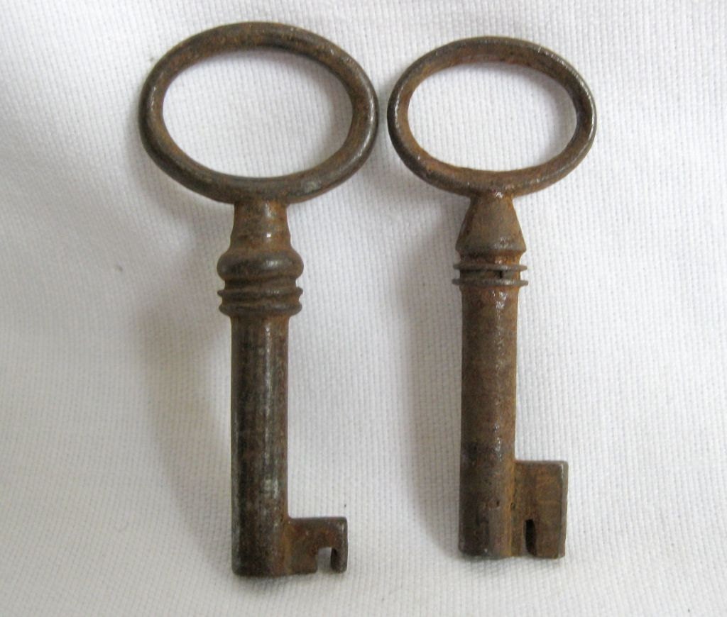Antique iron furniture keys Set of 2 keys K1 Haute Juice