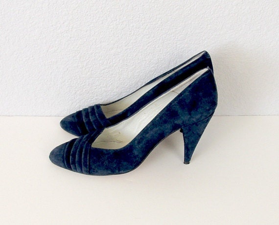 Vintage Blue Suede Pumps / 1980s Sexy Suede Shoes / Royal Blue / Size 8