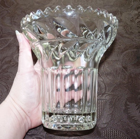 Glass Vase Medium sized Vintage mid by KitschandCollectable