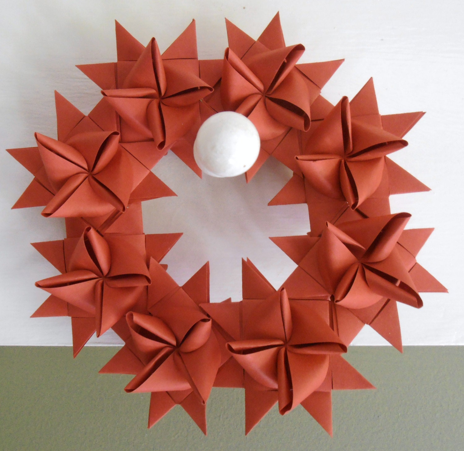 red wreath made of 8 Froebe / Moravia stars