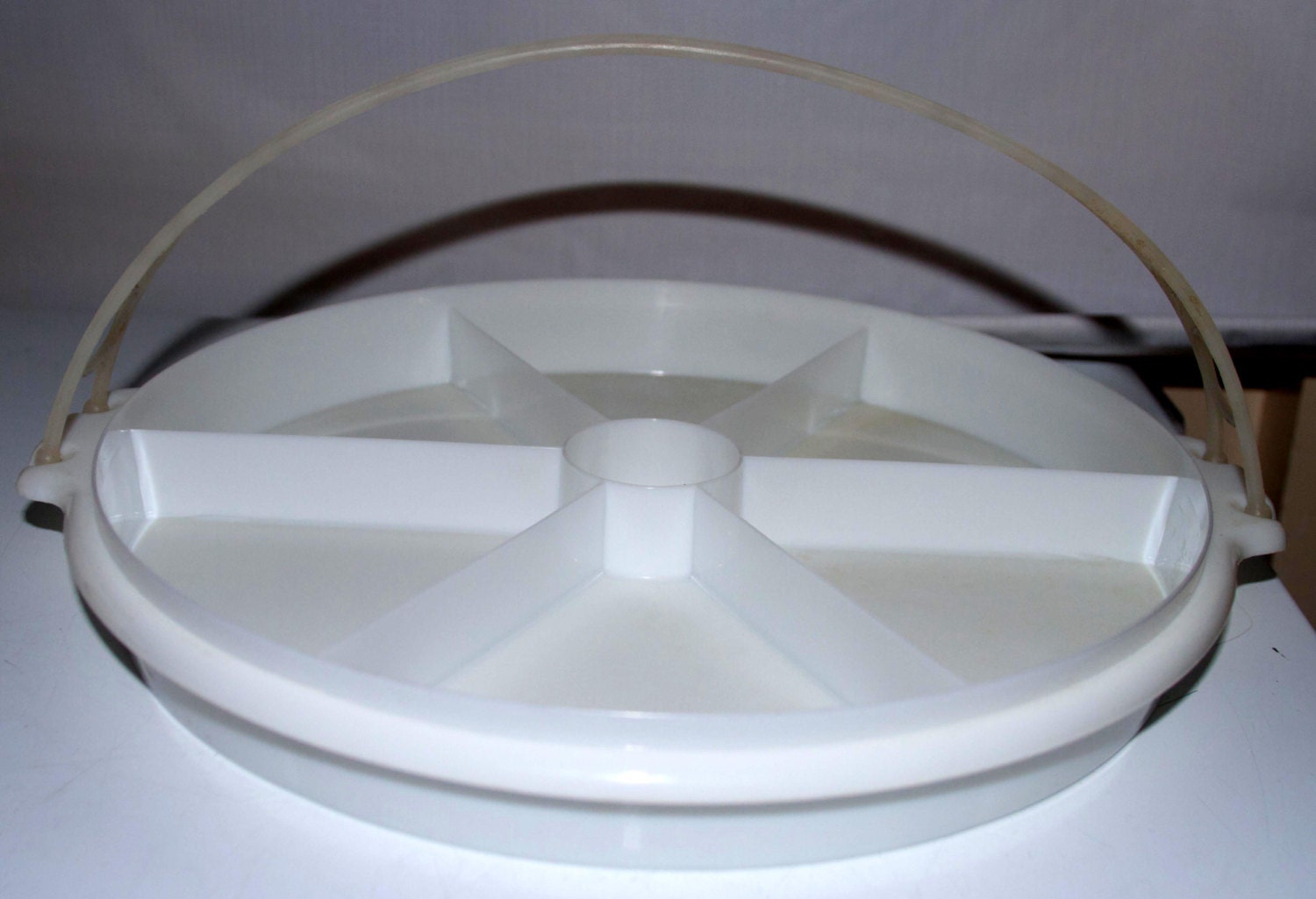 Tupperware Snack, Chips, Veggies and/or Dip Serving Tray with Lid CARRIER with handle