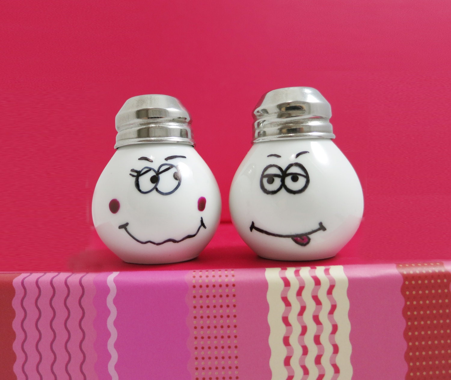 Funny And Cute Salt And Pepper Shaker Little Light Bulb Shape 4618