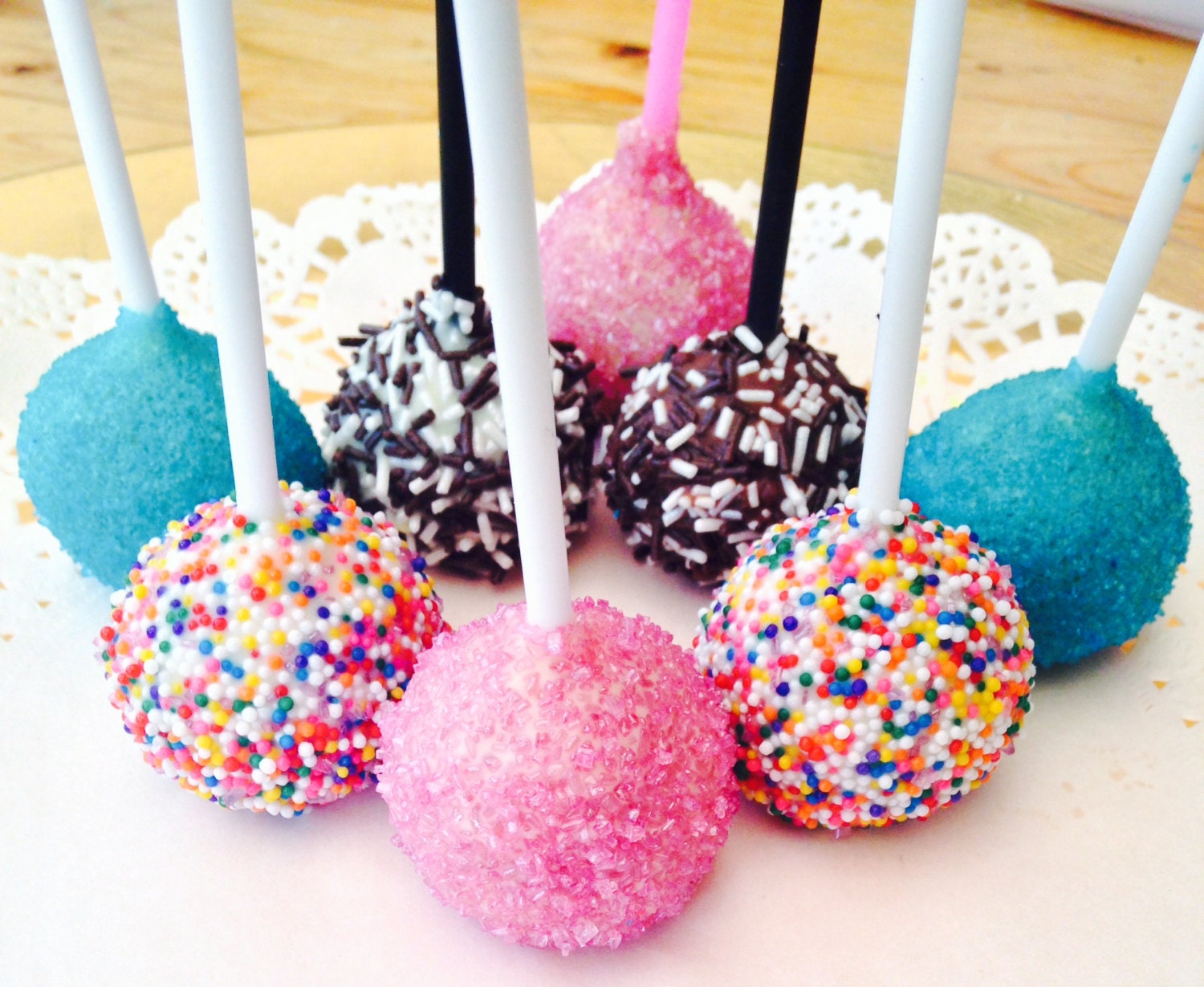 12 Sprinkled Cake Pops / Sprinkles / Cake / Chocolate / 100