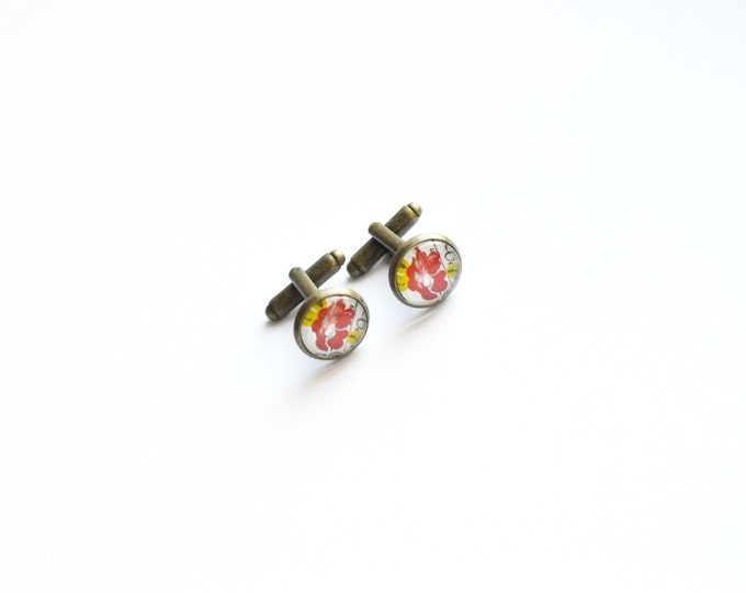 FLORAL MOTIFS Round cufflinks brass and glass with floral ornament in retro and vintage style