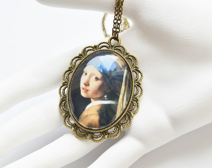 MASTERPIECES OF PAINTING Oval pendant metal brass with the image of the Girl with a pearl earring under glass