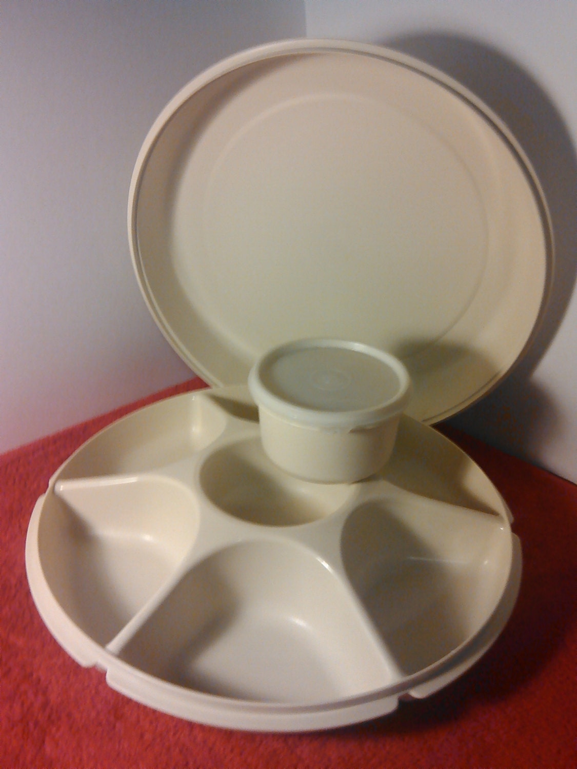 Tupperware serving dish veggie chips / with separate dip container