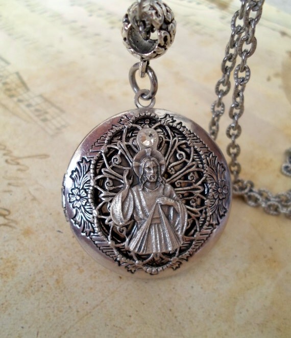 Items similar to Divine Mercy of Jesus, Stunning Locket Necklace, Beautiful Filigree Setting 