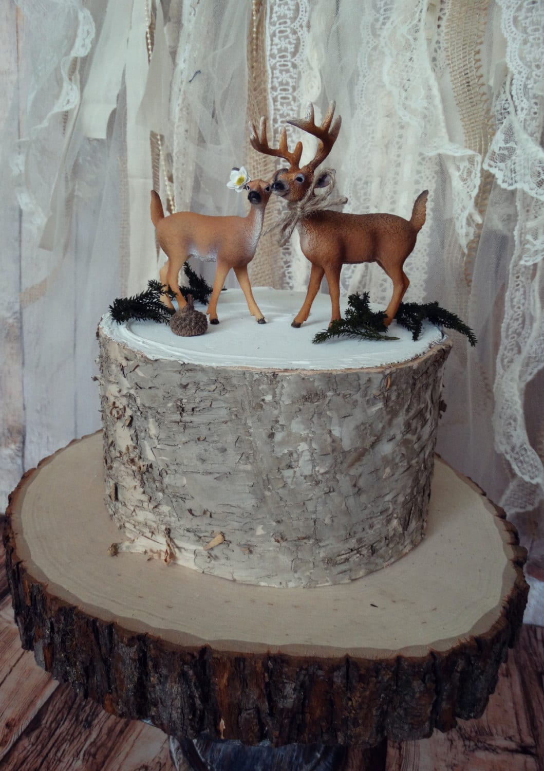 Deer-hunter-bride-groom-wedding-cake