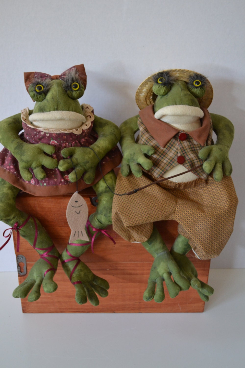 Tender hearted collectibles mr and mrs frog by tseclecticcorner Tender hearted collectibles mr and mrs frog by tseclecticcorner