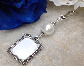 Wedding bouquet photo charm. White pearl Wedding memorial photo charm- small picture frame.Bridal shower gift.Sister gift. Gift for a bride.