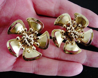 Pretty Pair of Vintage Flower Power Earrings in Gold Tone Metal