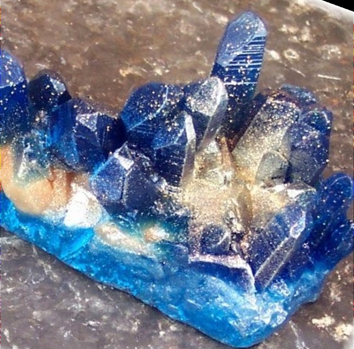 Кристалл сапфира. Сапфир камень минерал. Сапфир самородок. Сапфир голубой необработанн. Сапфир камень неограненный.