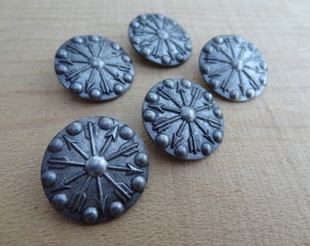 5 Dark Pewter Round Buttons. Arrows. Medieval Costumes. Shank Buttons. 1" round. BTTN45